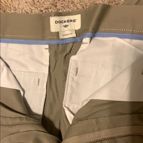 Dockers khaki pants 30x32 classic fit - Picture 3 of 3